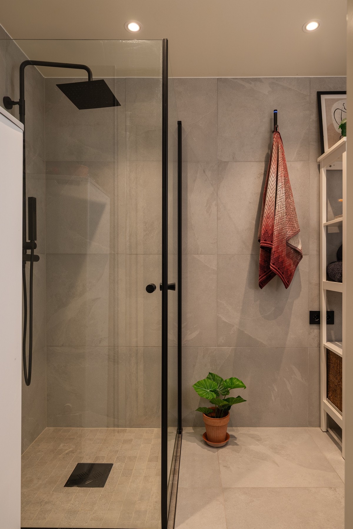 Det er installert downlights som gir et behagelig og jevnt lys. Galleribilde