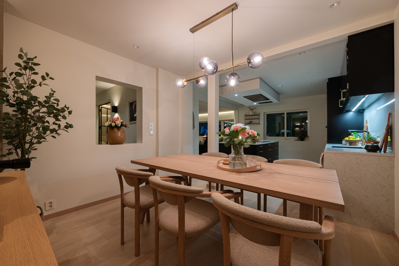 Her er det god plass til et stort spisebord hvor hele familien kan samles til måltider og hyggelige stunder. Galleribilde