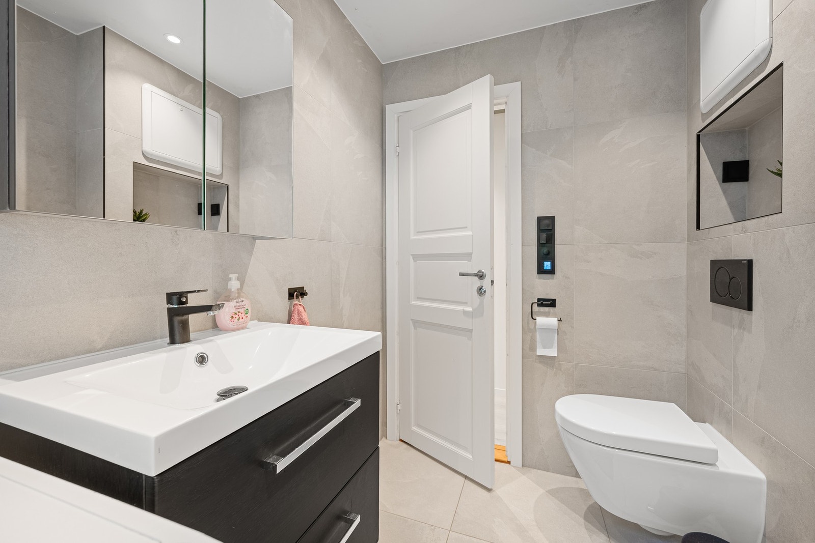 Dette flotte baderommet har gjennomgått en overflateoppussing i 2020 og fremstår som stilrent og innbydende. Galleribilde