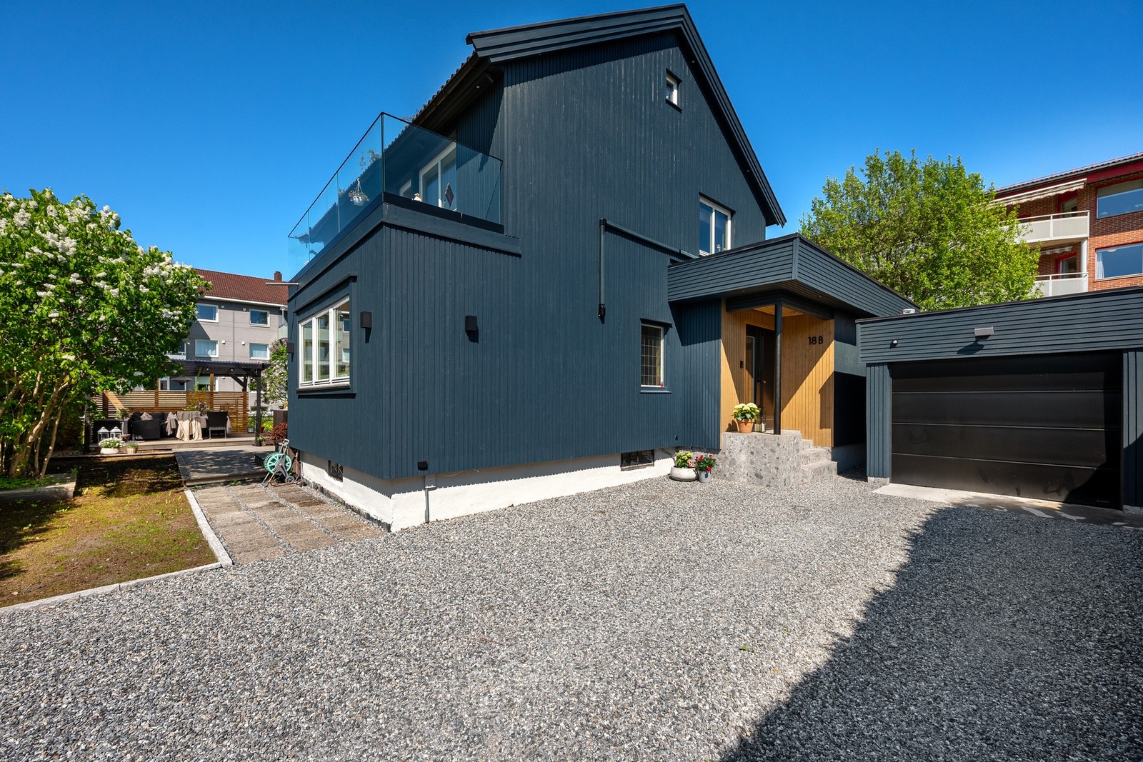 Det er praktiske parkeringsmuligheter, med plass til bil i garasjen samt ytterligere parkeringsplass rett utenfor. Galleribilde