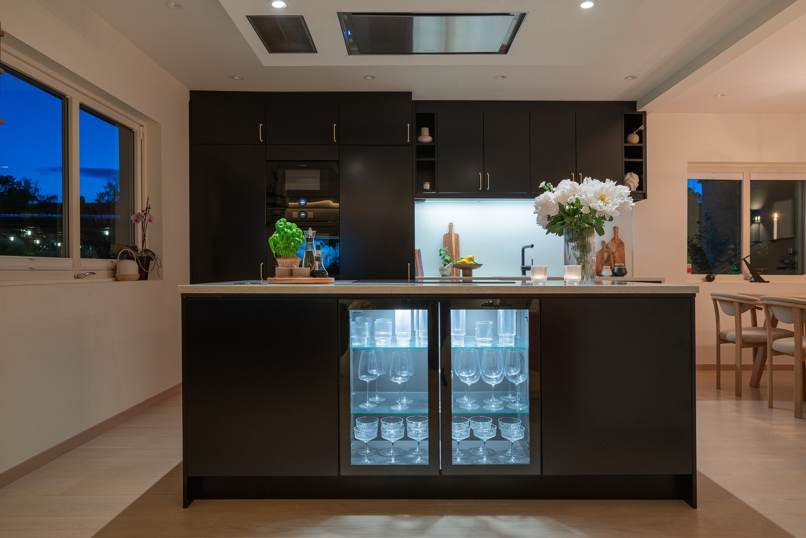 Her smelter kjøkken og stue sammen i en praktisk og innbydende løsning som skaper en naturlig flyt i hjemmet. Galleribilde