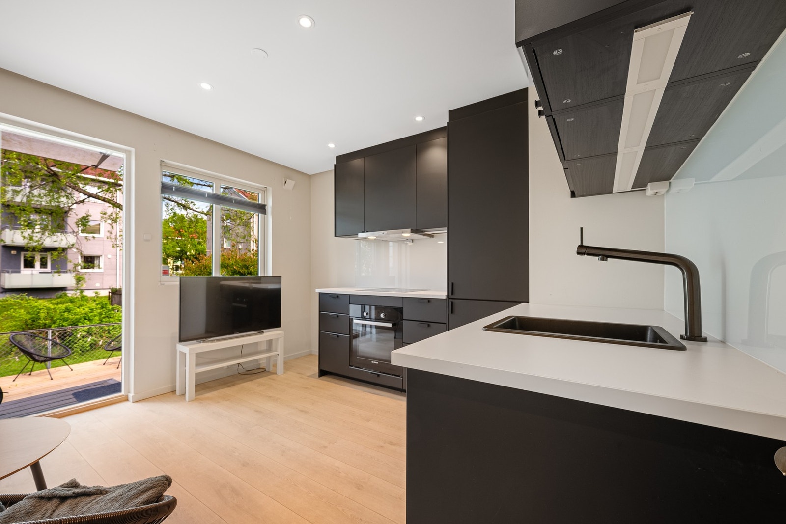 Her finner du en lys og innbydende stue/kjøkken med nødvendige fasiliteter og utgang til terrasse, bad samt to soverom. Galleribilde