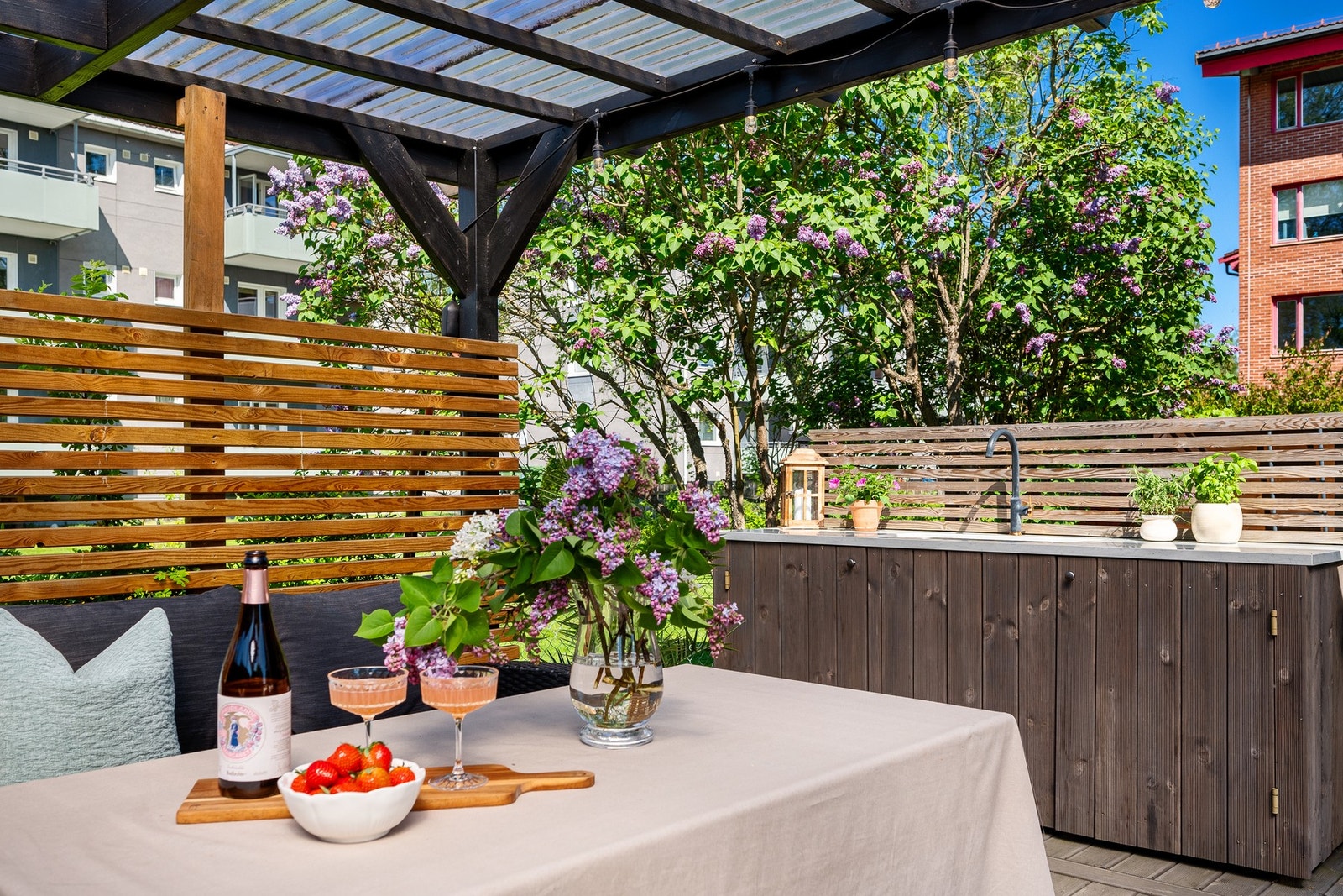 Denne oasen gir deg et ekstra rom utendørs - en perfekt kombinasjon av komfort og natur. Galleribilde