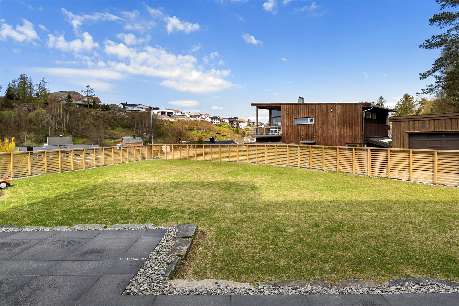 Flott opparbeidet og innegjerdet hage. Lekre Strette Milano heller ved inngangspartiet. Galleribilde