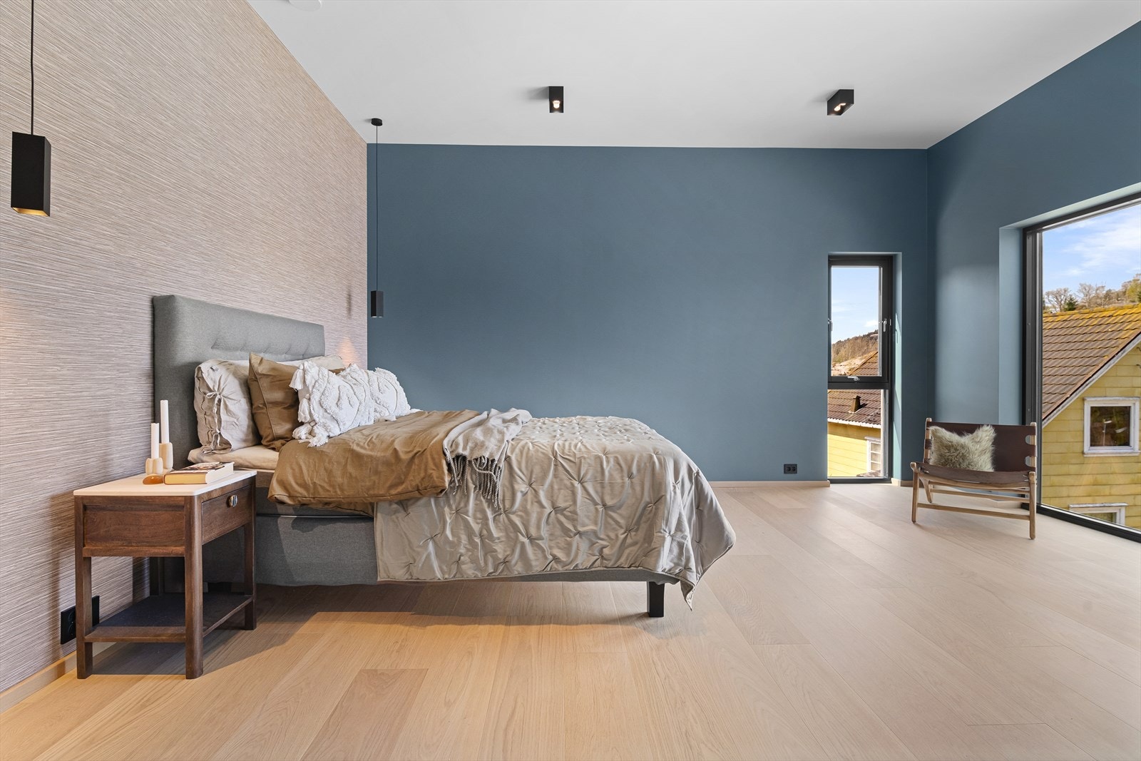 Hovedsoverommet fremstår som herskapelig med en moderne utstråling. Her kan man virkelig trekke seg tilbake og nyte den vakre naturen utenfor. Galleribilde