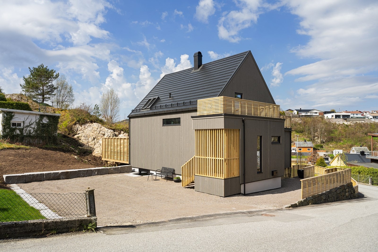 Meget romslig gårdsrom. Det er mulighet for å sette opp garasje om ønskelig. Galleribilde