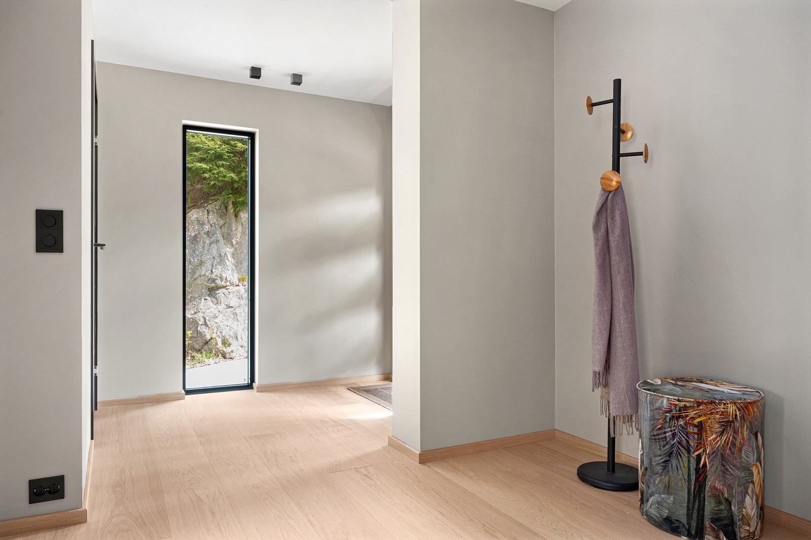 Entré holder høy standard. Tilrettelagt for garderobeskap om man trenger mer plass. Gjestetoalett er også beliggende i samme rom. Galleribilde