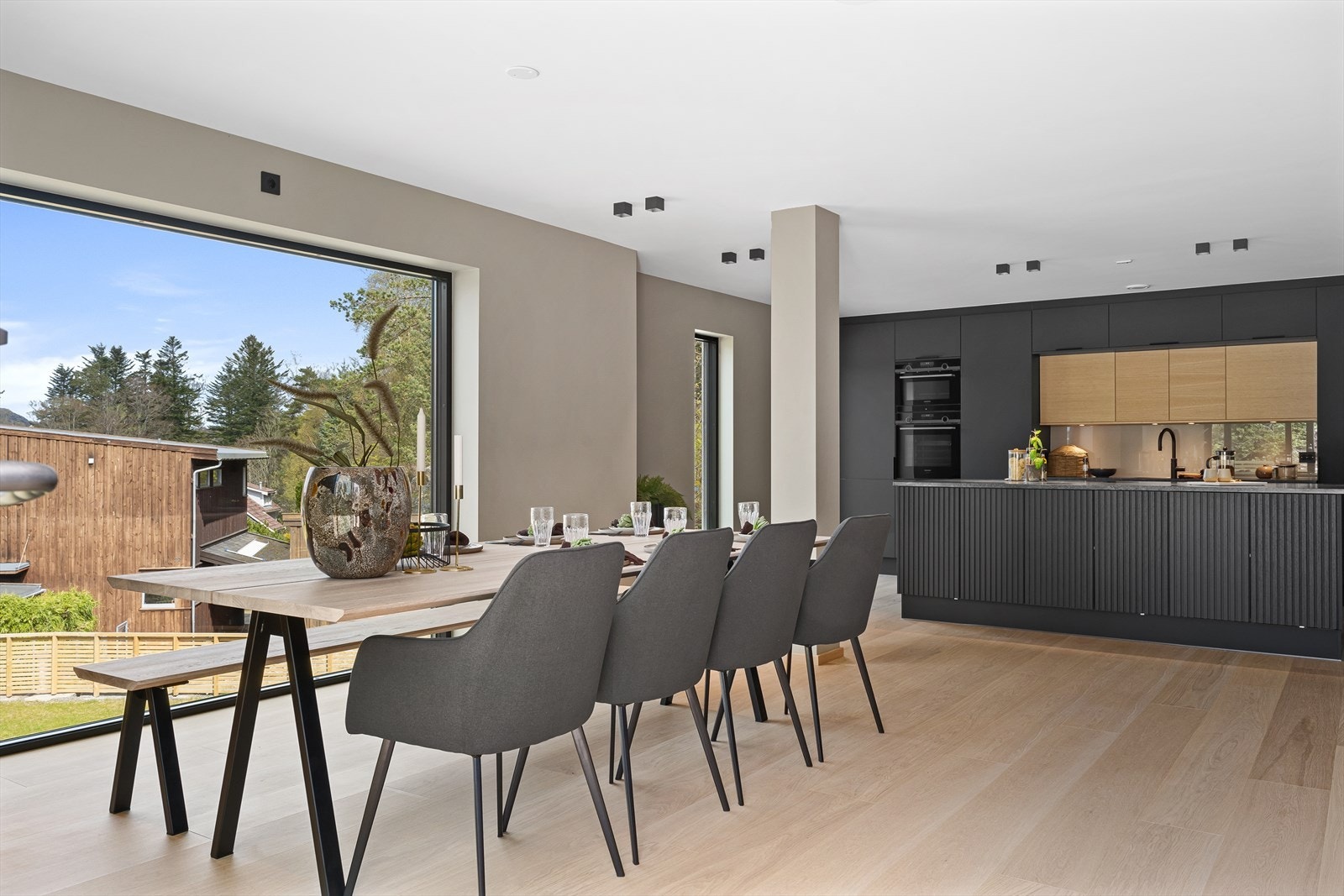 En plass det er kjekt å invitere gjester. Perfekt med en åpen og sosial kjøkkenløsning. Galleribilde