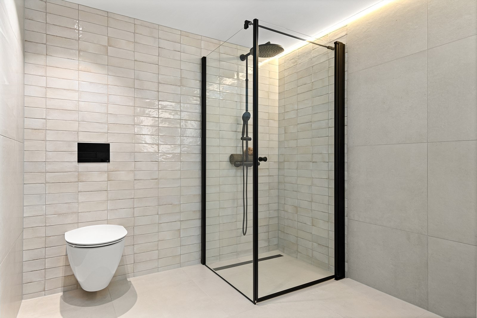 Bad i underetasje holder den samme høye standarden, men med litt andre materialvalg. Et lekkert avbrekk som tilfører et ekstra særpreg i rommet. Galleribilde