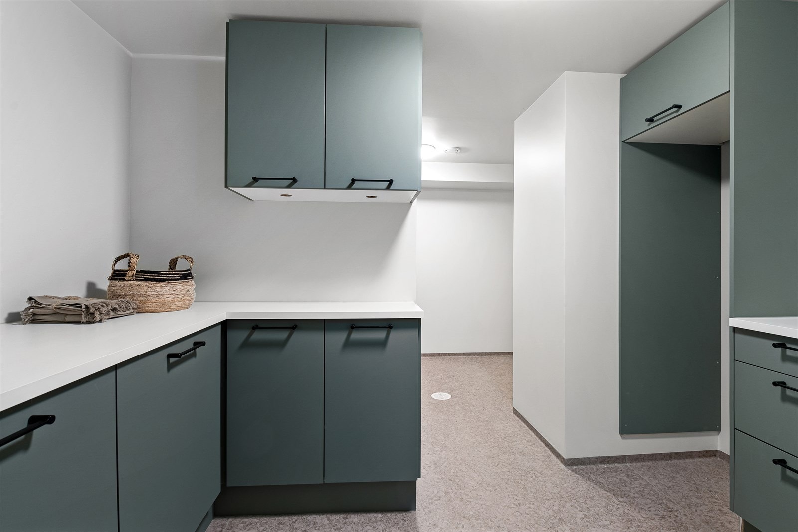 Praktisk vaskerom med moderne innredning som gir deg god plass til oppbevaring. Videre inn i rommet er teknisk avdeling med ventilasjon og varmtvannsberederen. Galleribilde