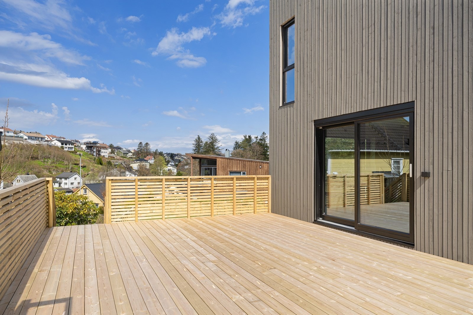 Terrassen gjenspeiler den boligens gjennomtenkte og allsidige design. Her kan man fritt møblere og nyte de særdeles gode solforholdene. Galleribilde