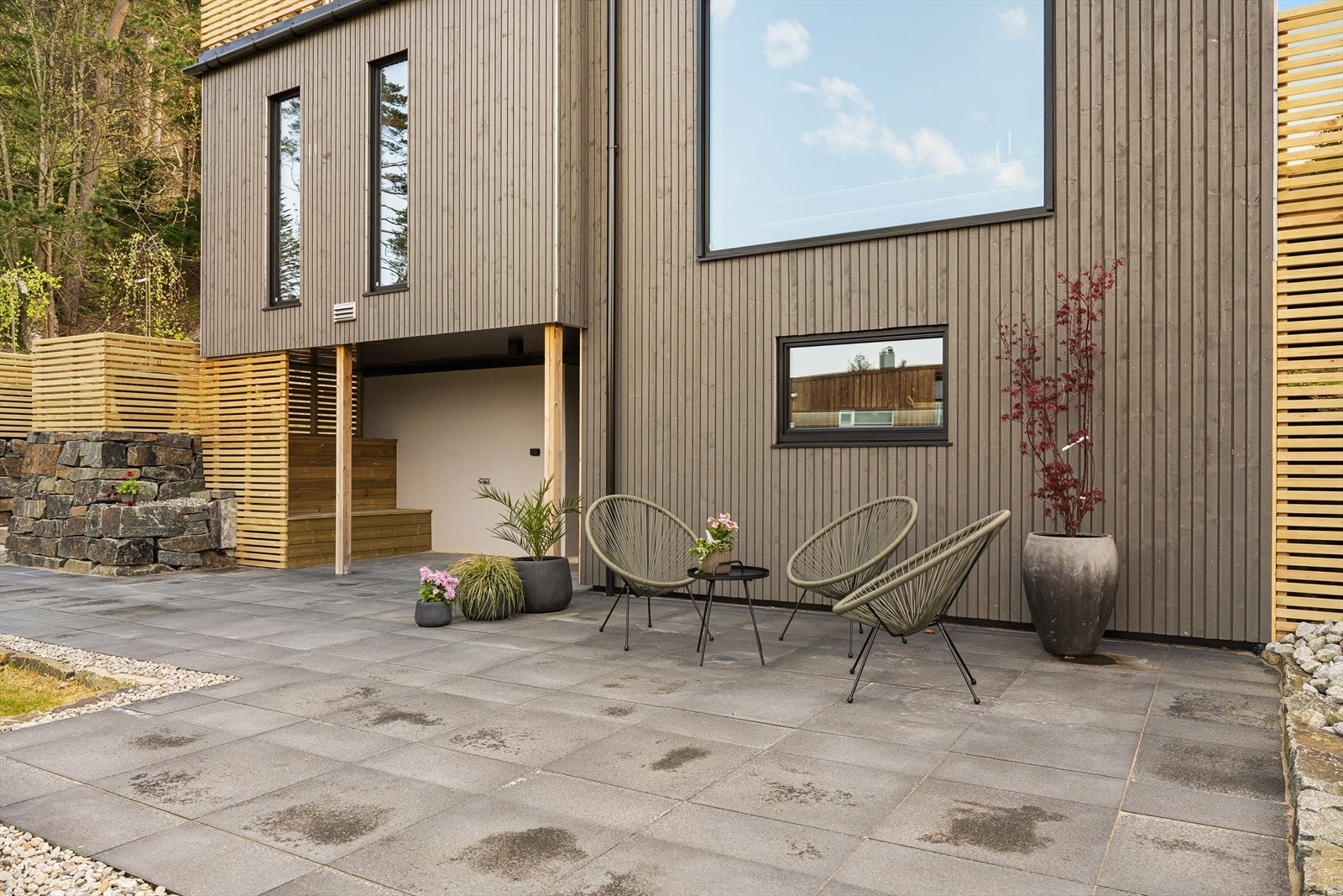 Uteområdet er belagt med naturstein og steinheller for et stilrent og helhetlig uttrykk. Galleribilde