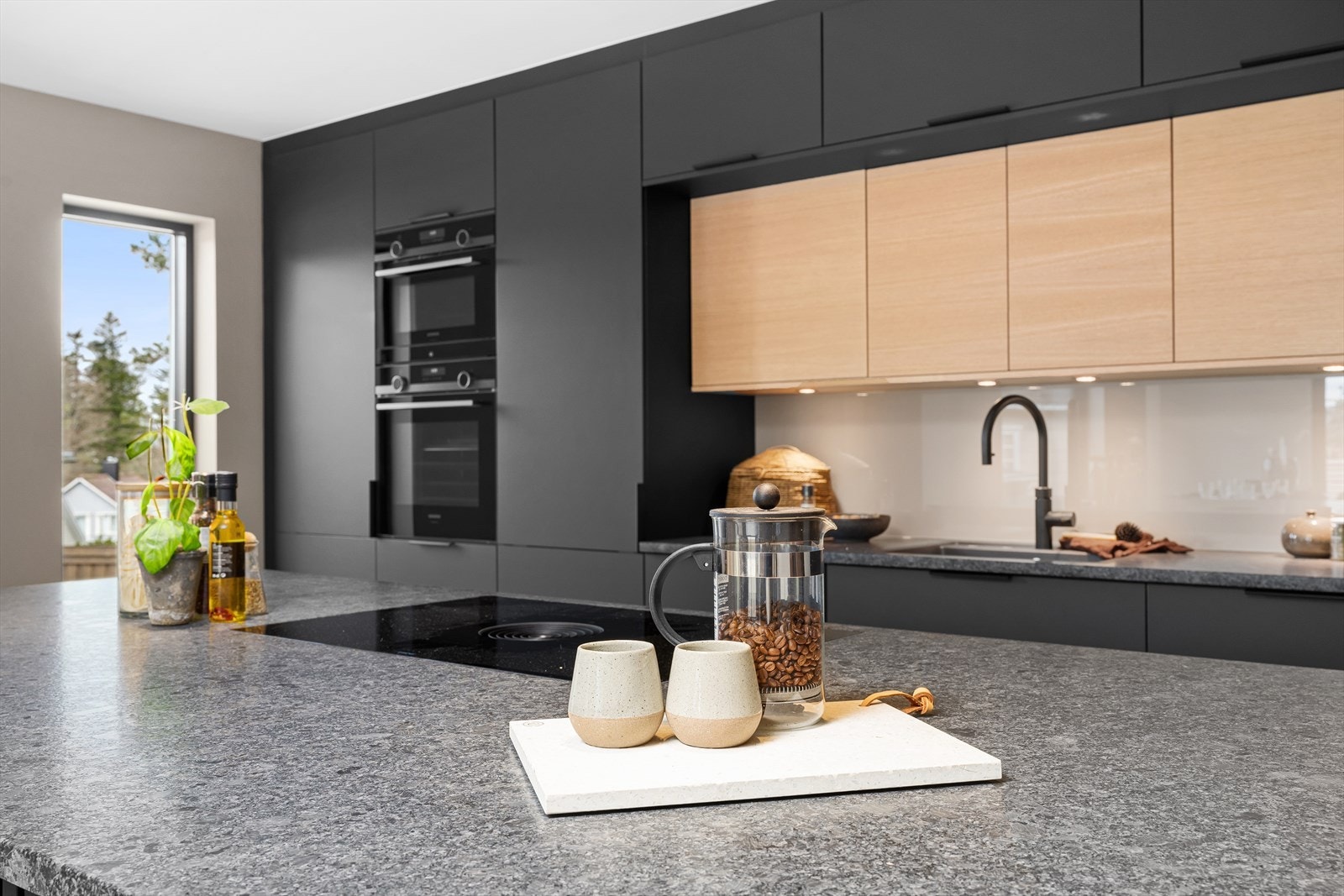 En god dag starter her, med en kopp kaffe og avisen. Galleribilde