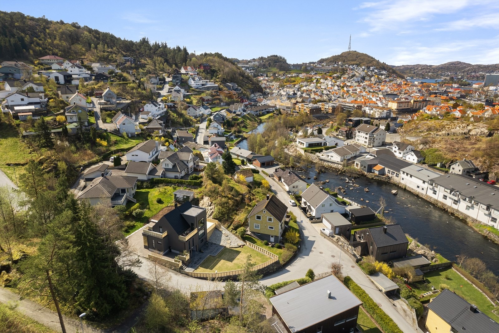 Boligen kan skilte med en flott kombinasjon av luftig atmosfære, høy standard og ettertraktet beliggenhet. Galleribilde