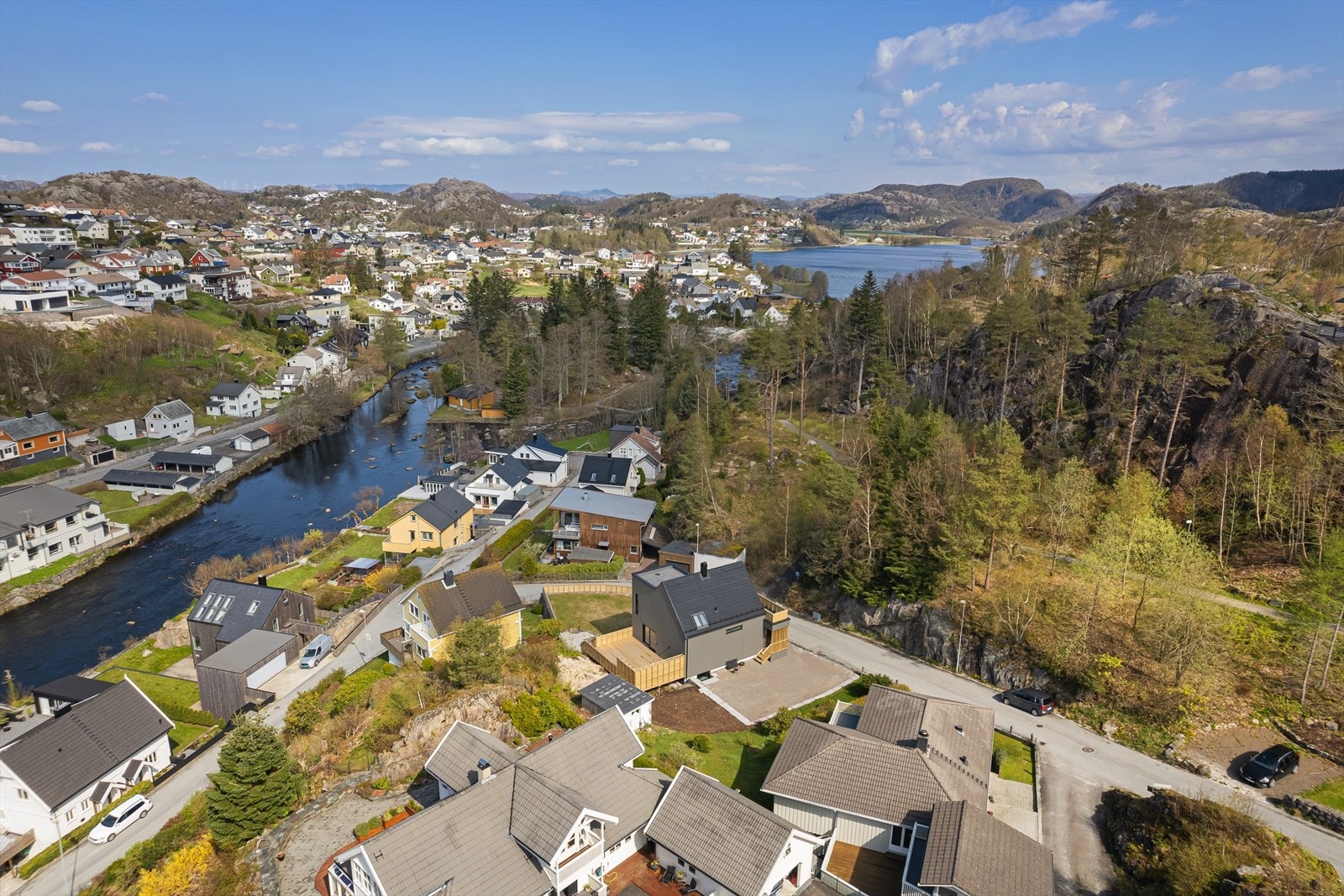 Velkommen til Nedre Sandbakkveien 15 - Presentert av Alexander Nygård v/ Eiendomsmegler Vest. Galleribilde