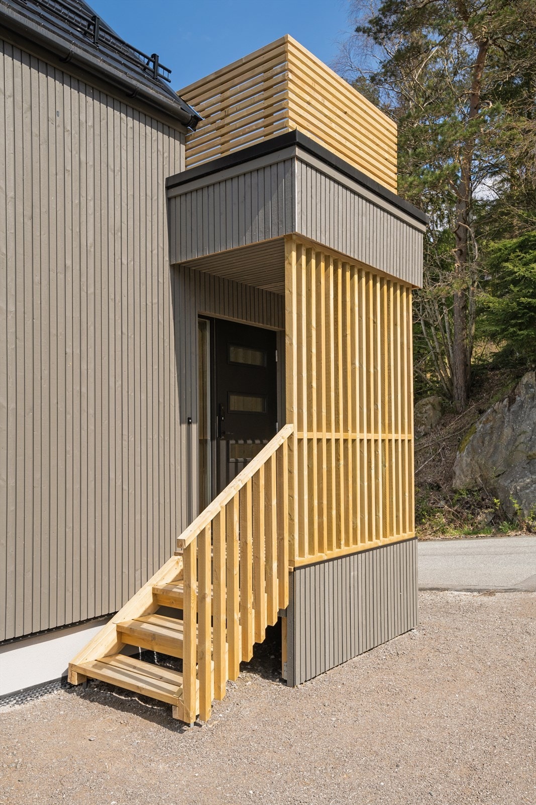 Overbygd inngangsparti i samme lekre utførelse som resten av eiendommen. Galleribilde