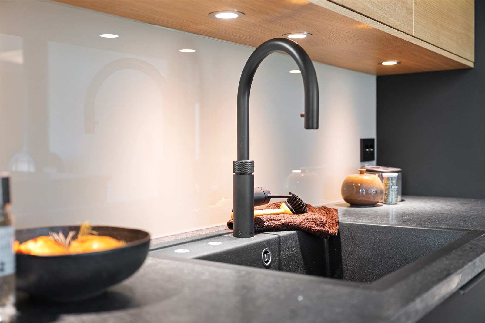 Lekkert blandebatteri fra Quooker. En hverdagsluksus for enkel matlaging, eller en kopp med varm drikke. Galleribilde