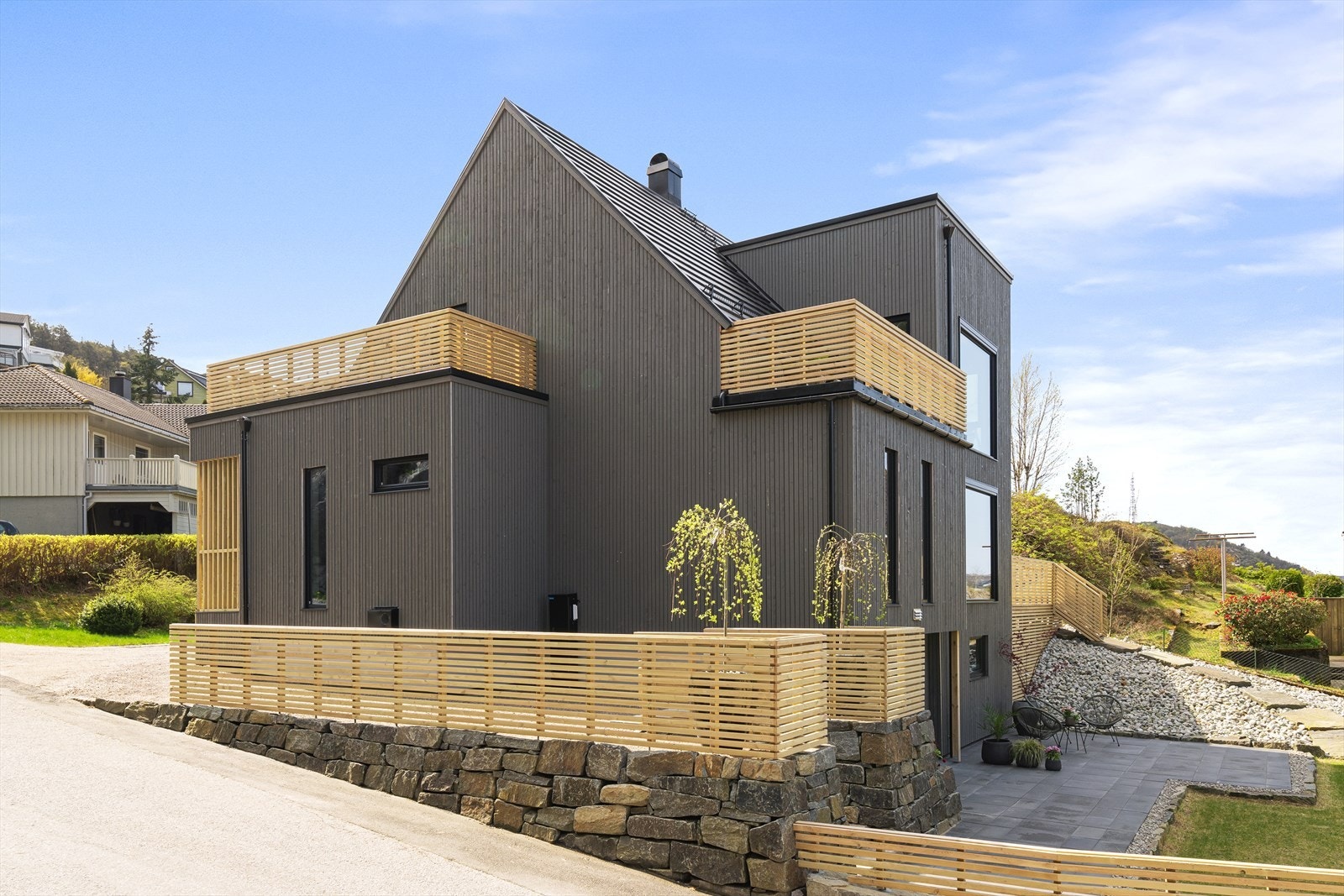 Eiendommen har soner til alle døgnets tider. Enten man ønsker å nyte kveldssol fra balkongen ved soverommet eller boltre fra seg på plenen. Galleribilde