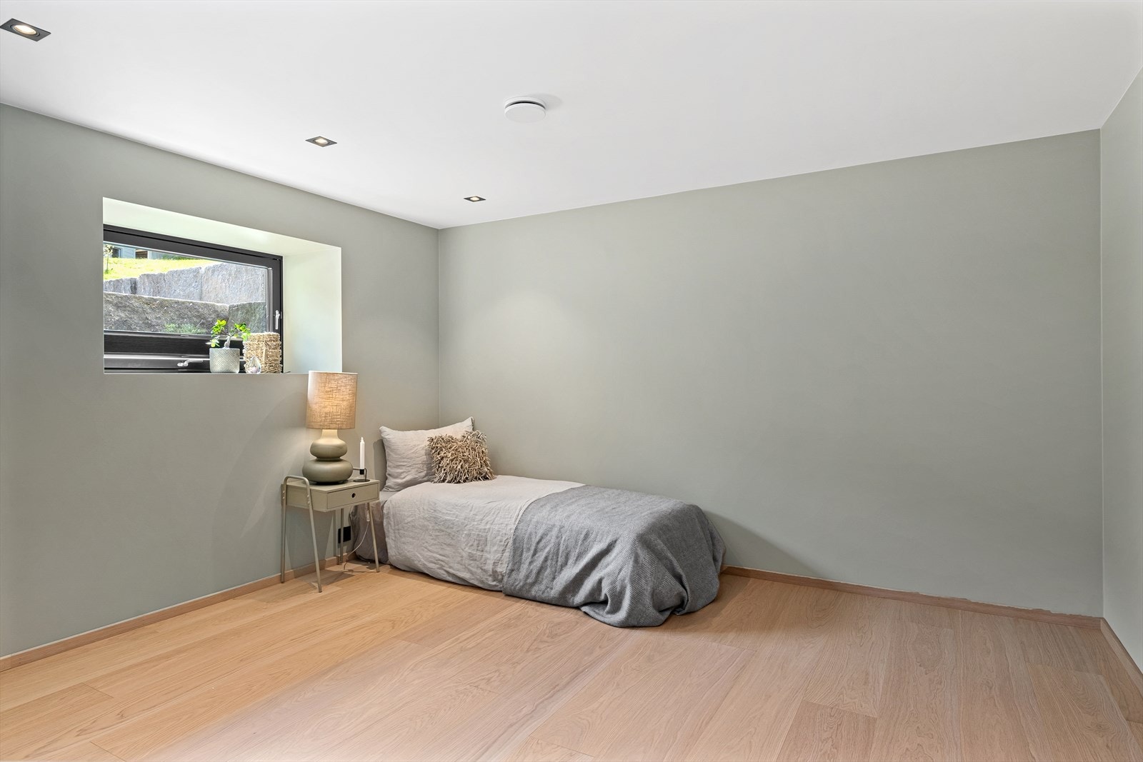 Soverom 2 er utformet med god plass til dobbeltseng. Legg merke til det behagelige fargevalg og de gode lysforholdene fra vindusflatene. Galleribilde