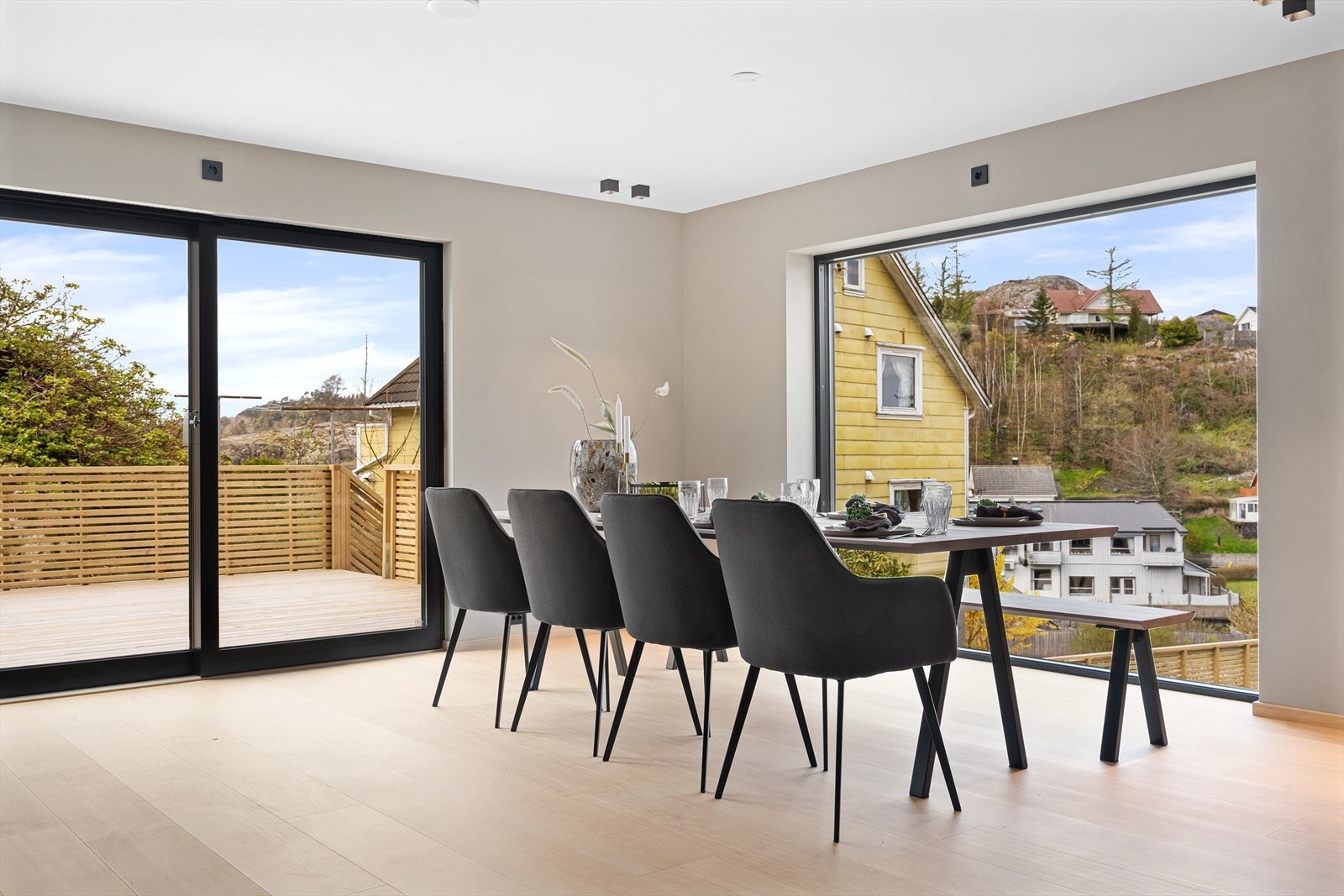 Fra stuen er det videre adgang til terrasse og uteområde. Galleribilde