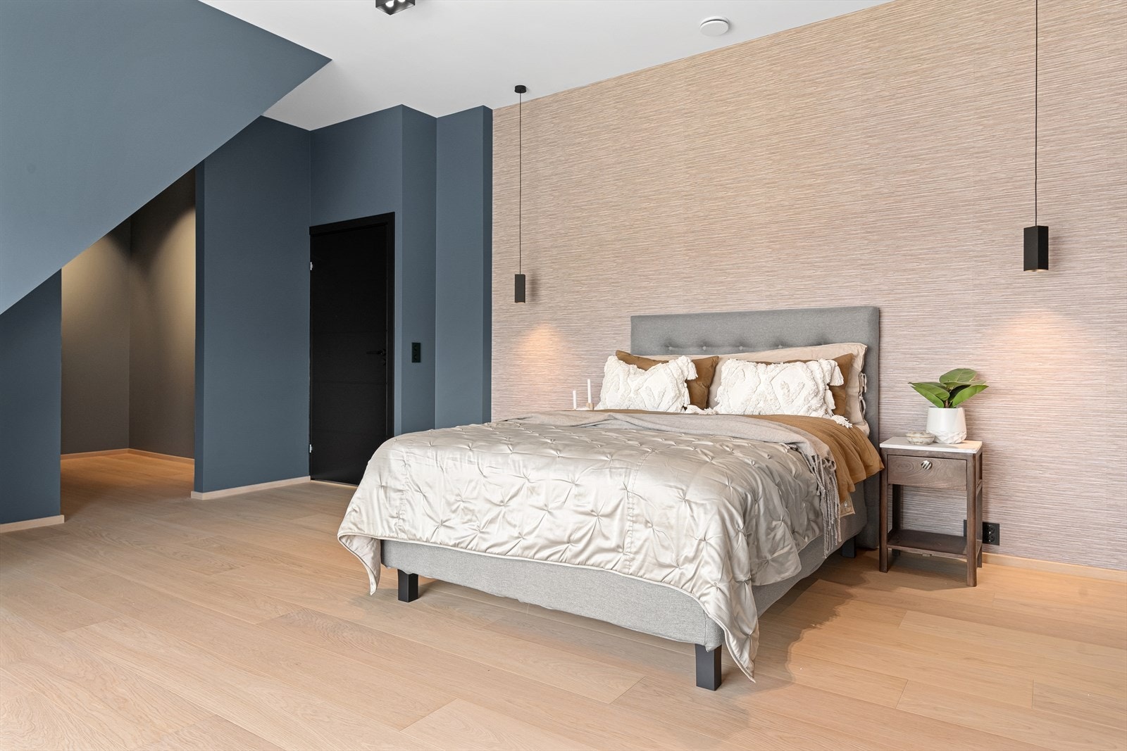 Fra soverommet har du tilkomst til walk-in closet. Galleribilde