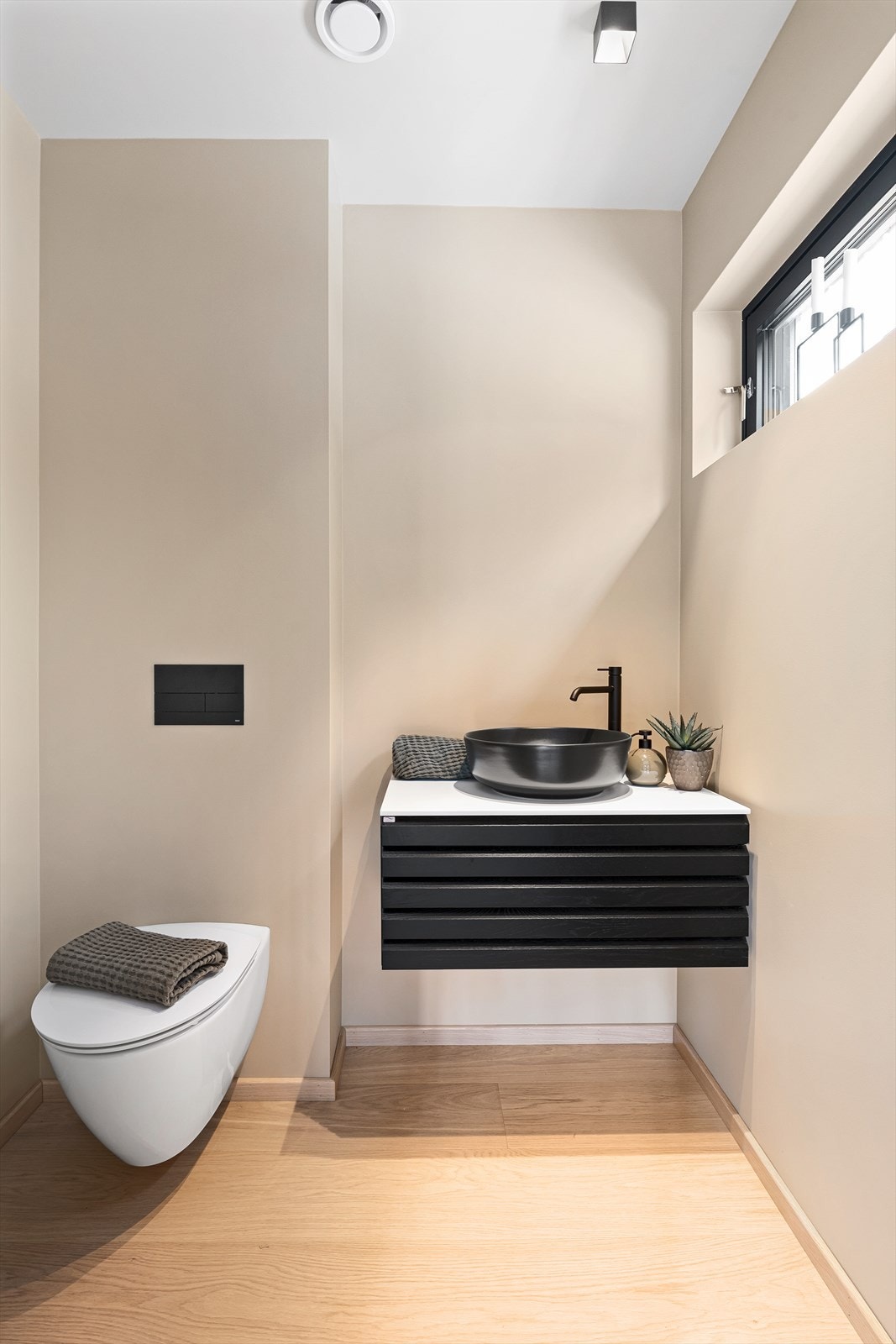 Stilrent toalettrom som passer ypperst når venner og familie er på besøk. Galleribilde