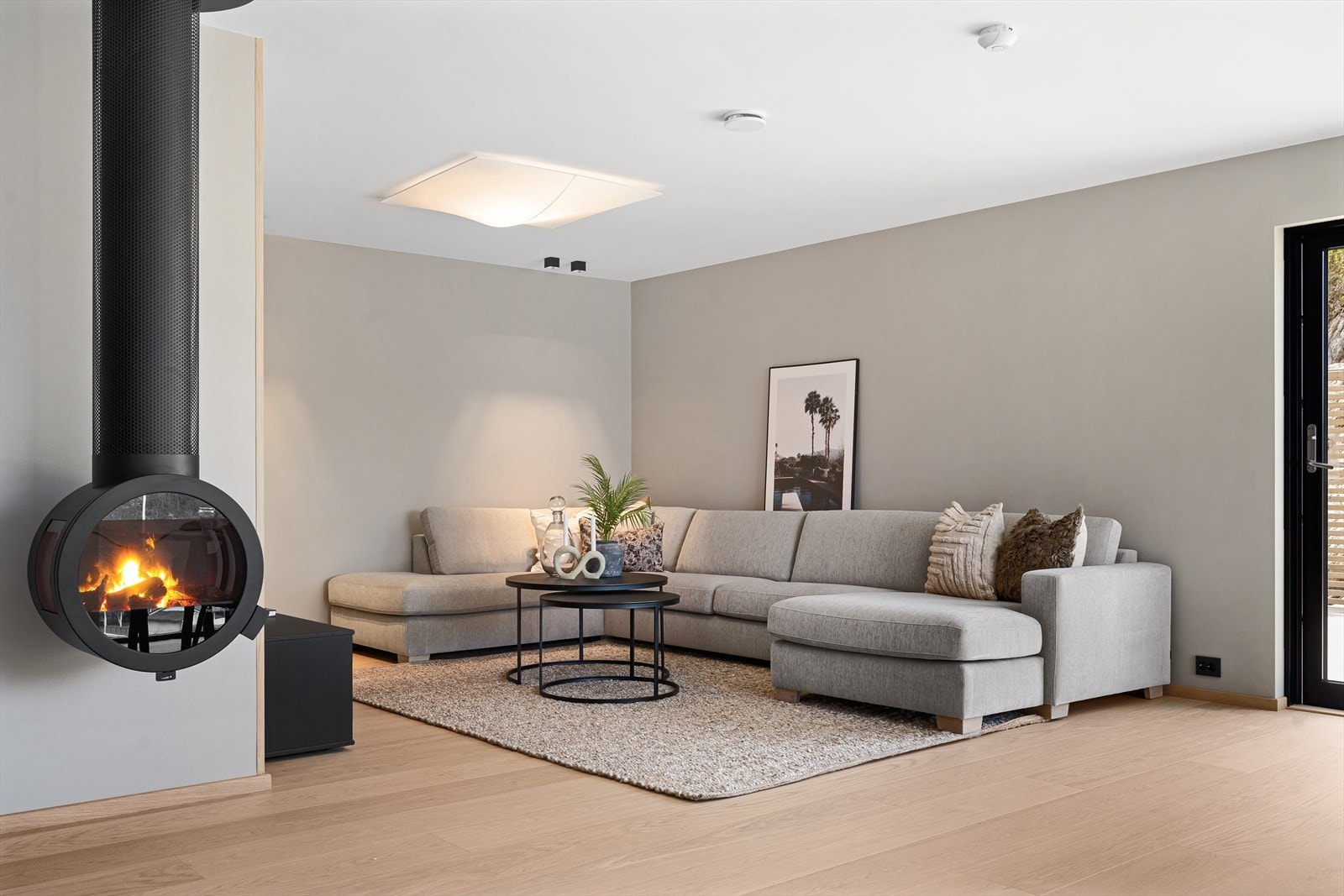 Stuen er av god størrelse og deles naturlig inn i soner for avslapning, sosialt og kokkelering. Lekkert herdet tregulv som tåler det meste. Galleribilde