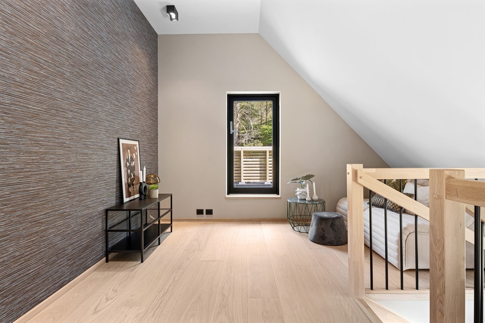 Utenfor hovedsoverommet er det tiltenkt en loftstue/kontorplass. Et perfekt sted å trekke seg tilbake om man ønsker litt ro. Galleribilde