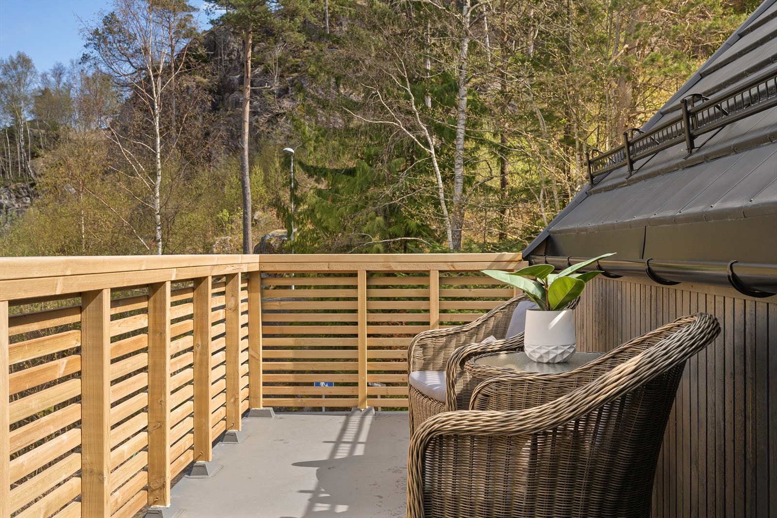 Boligen er plassert i naturskjønne omgivelser, men fortsatt med umiddelbar nærhet til sentrum. Galleribilde