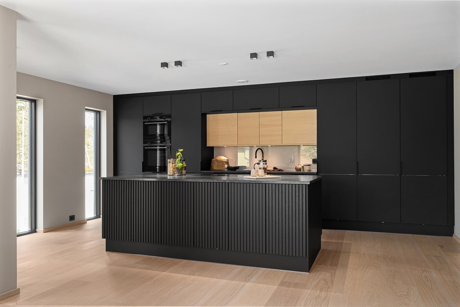 Kjøkkenet er fra JKE Nordic slik, og inneholder integrert mikrobølgeovn med dampfunksjon, induksjonstopp, kombiskap og oppvaskmaskin. Galleribilde