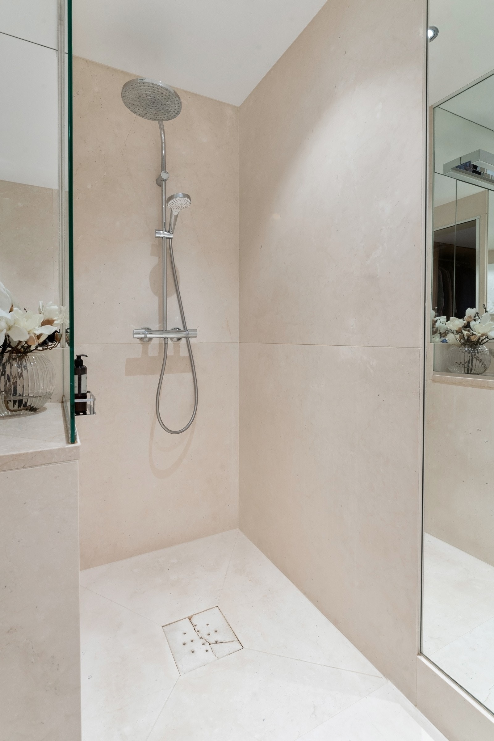 Det er både badekar og romslig dusj. Galleribilde