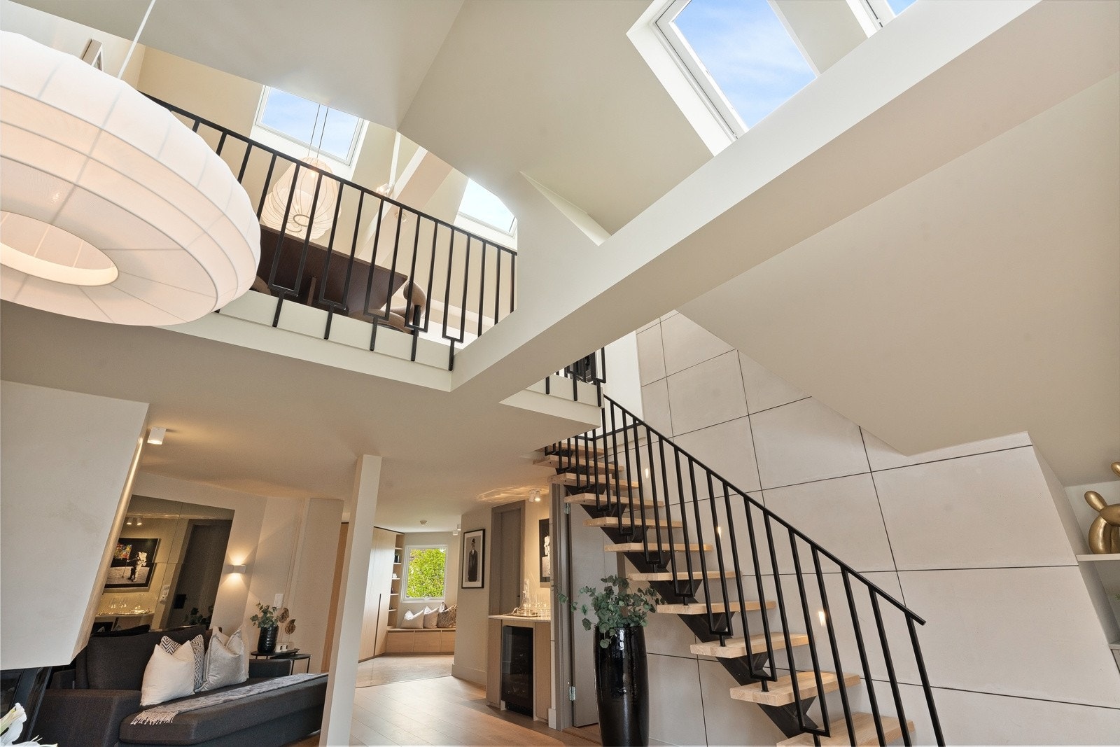 Åpent opp til spisekjøkken og store moderne overlysvinduer. Galleribilde