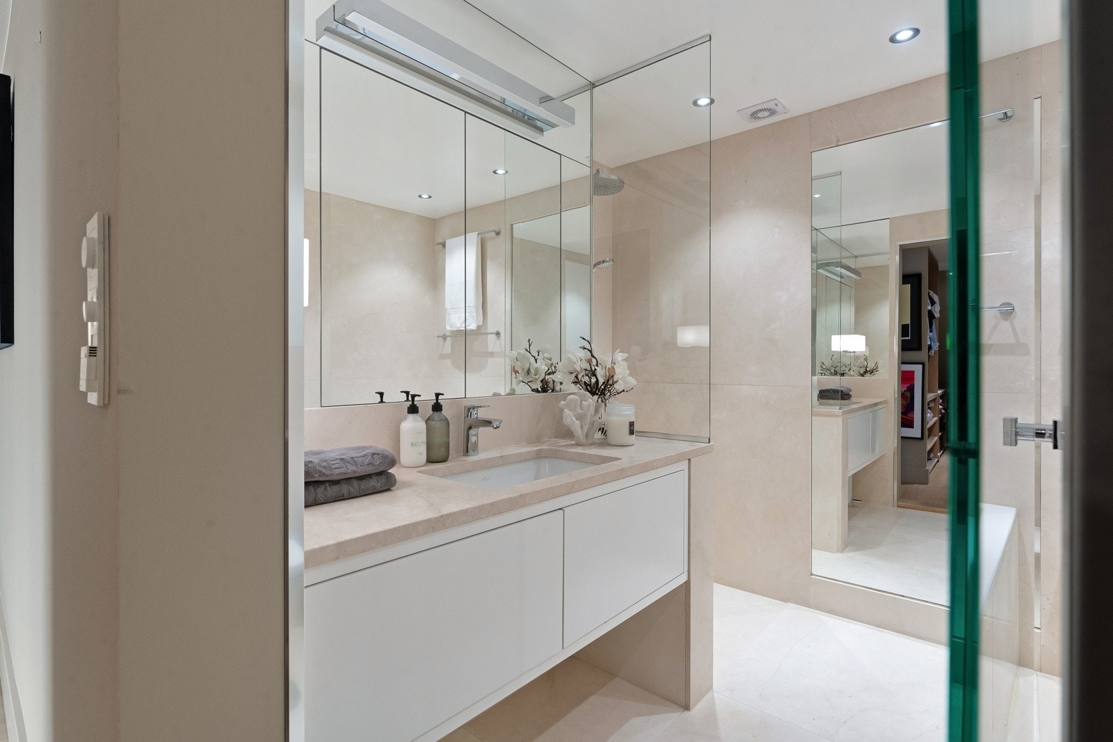 Eksklusivt baderom med fliser i marmor. Galleribilde