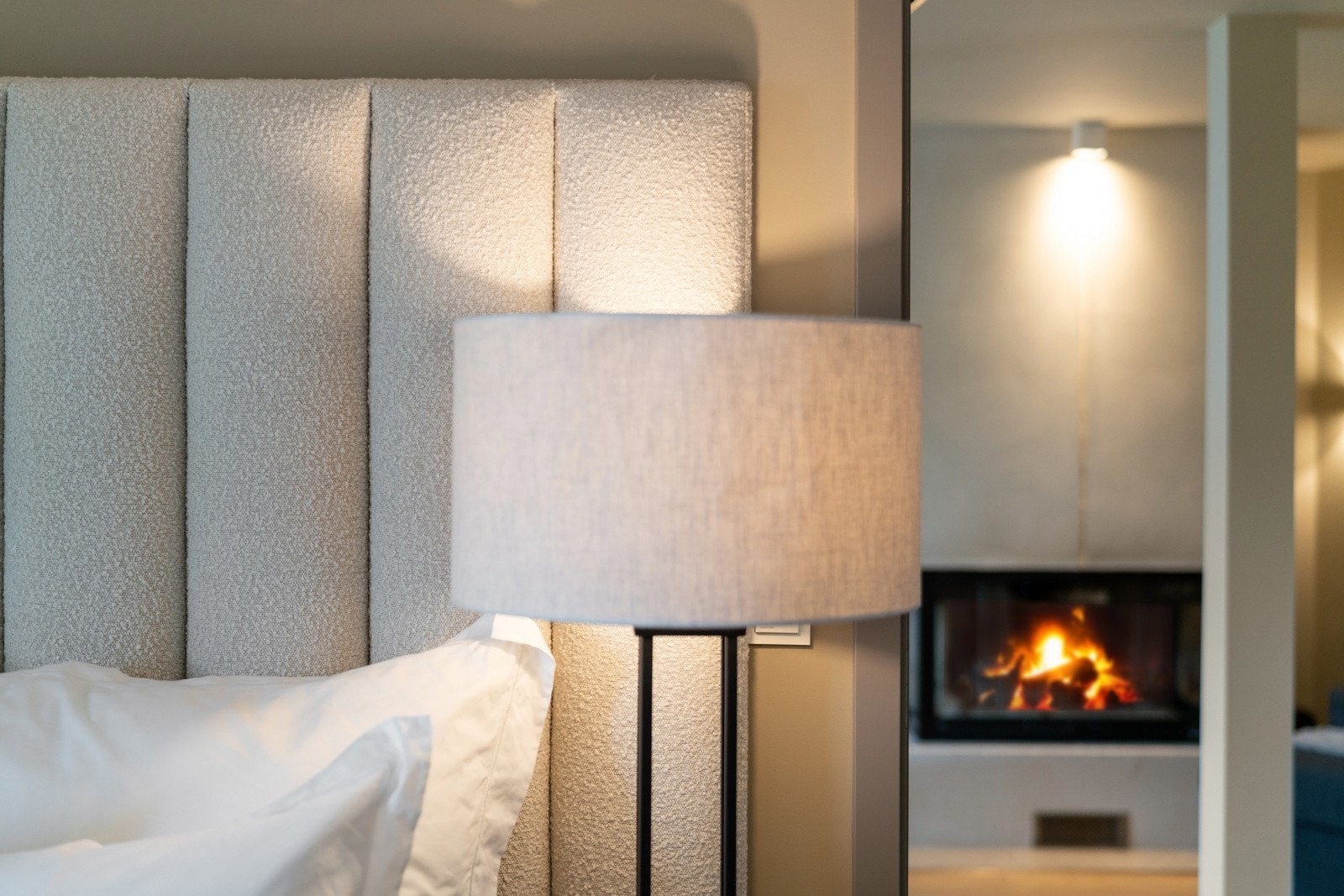 Hovedsoverom ligger i suiteløsning med garderobedel og eget bad. Galleribilde