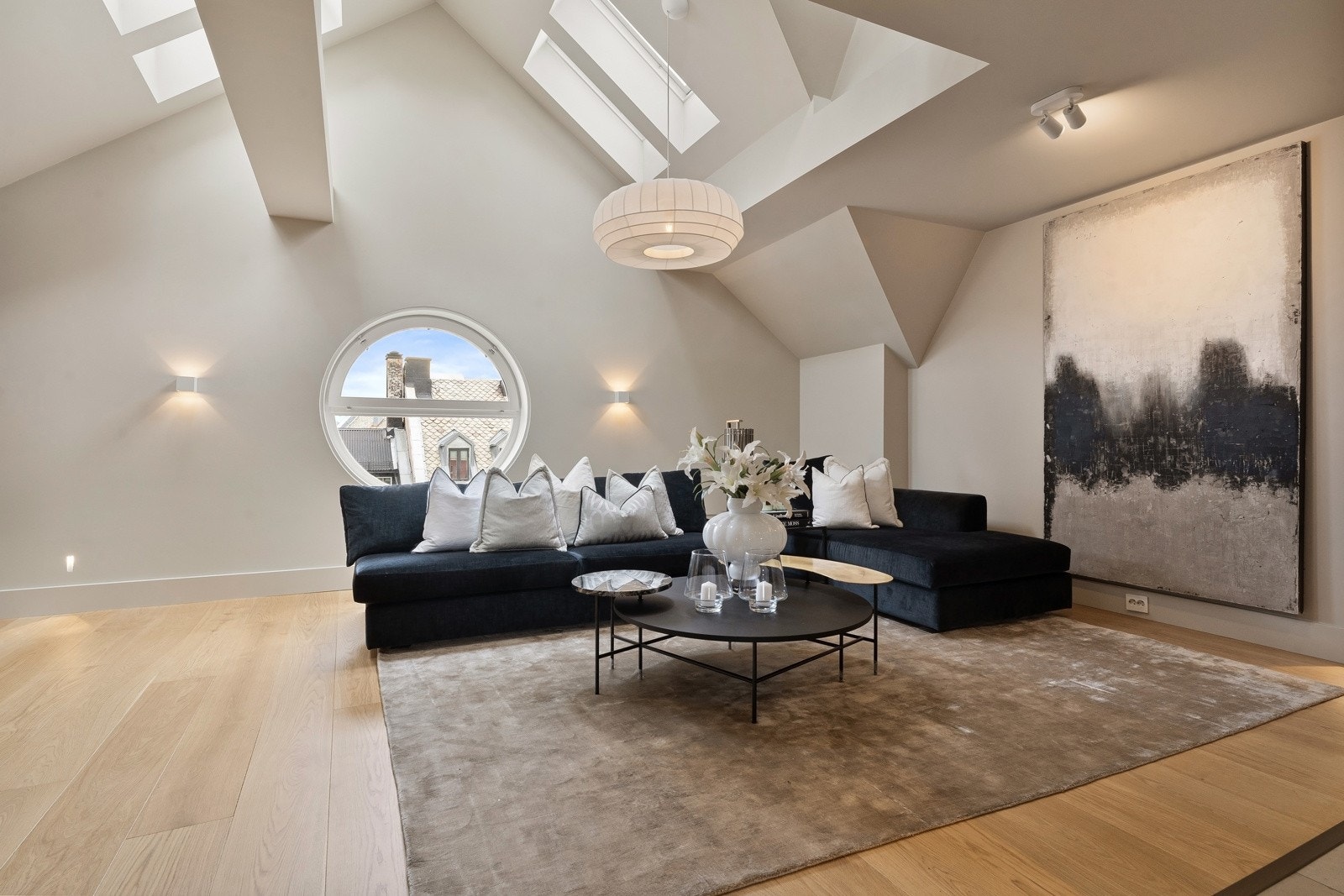 Det er meget godt volum i stuen, med muligheter for møblering i flere soner. Galleribilde