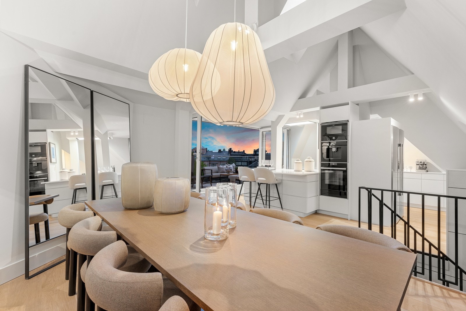 Stor 5-felts foldedør med glass fra gulv til tak ut mot stor terrasse gir en fantastisk lys og luftig romfølelse. Galleribilde