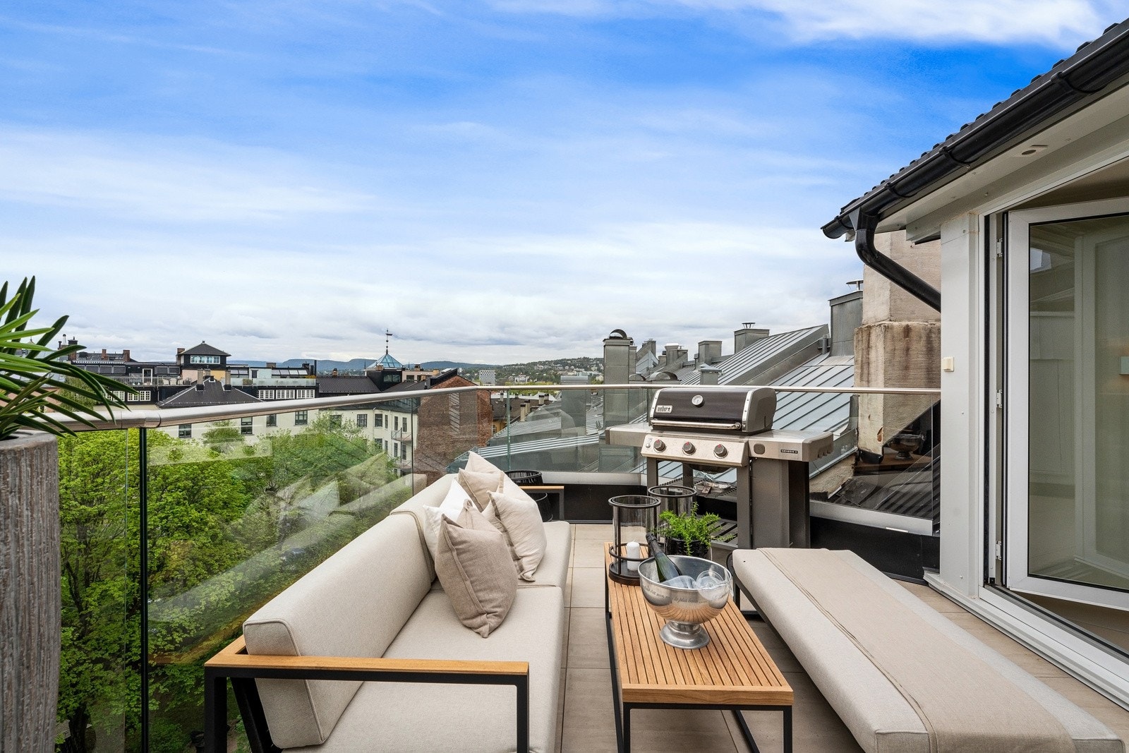 Flott utsyn mot Kolsåstoppen, Ris, Ullern kirke og Holmenkollen, samt over oasen i bakgården. Galleribilde