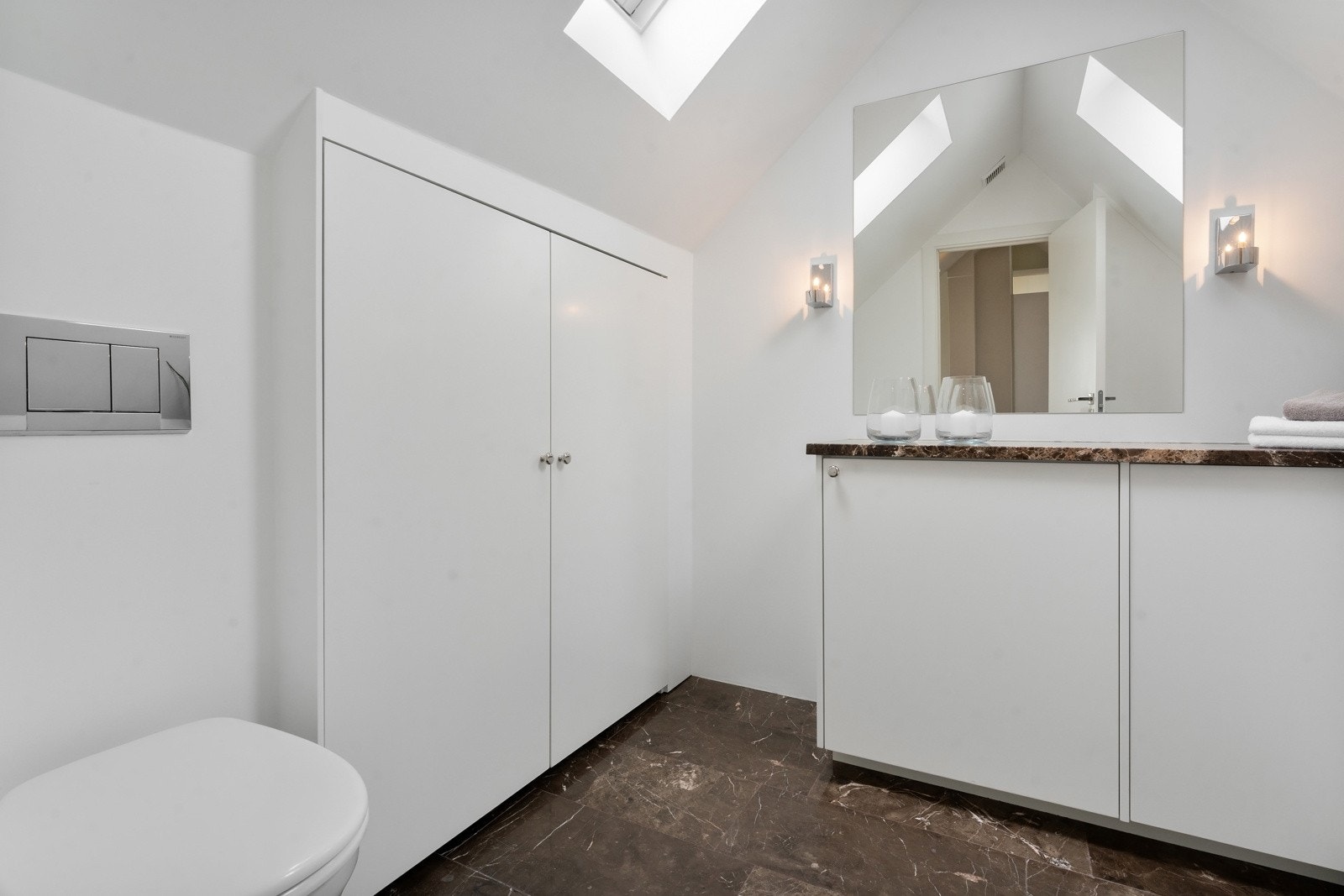 Skjult opplegg for vaskemaskin/tørketrommel i innredningen. Galleribilde