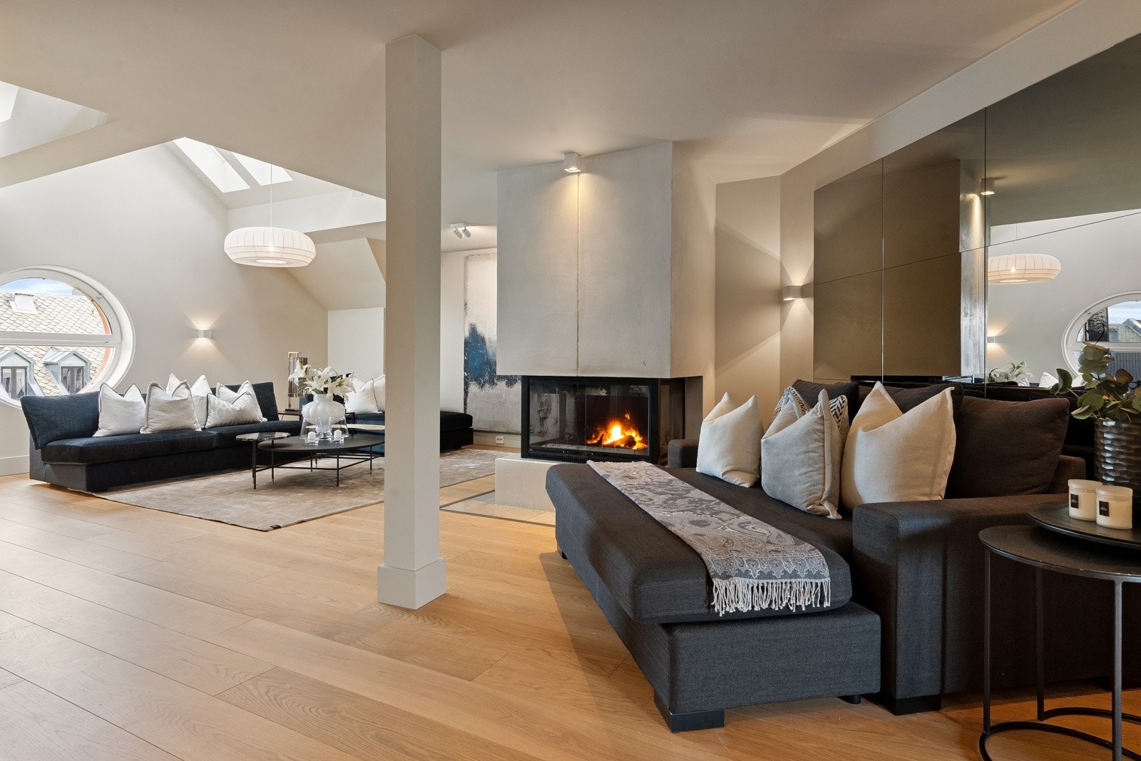 Luftig stue med god plass til generøst møblement i flere soner. Galleribilde