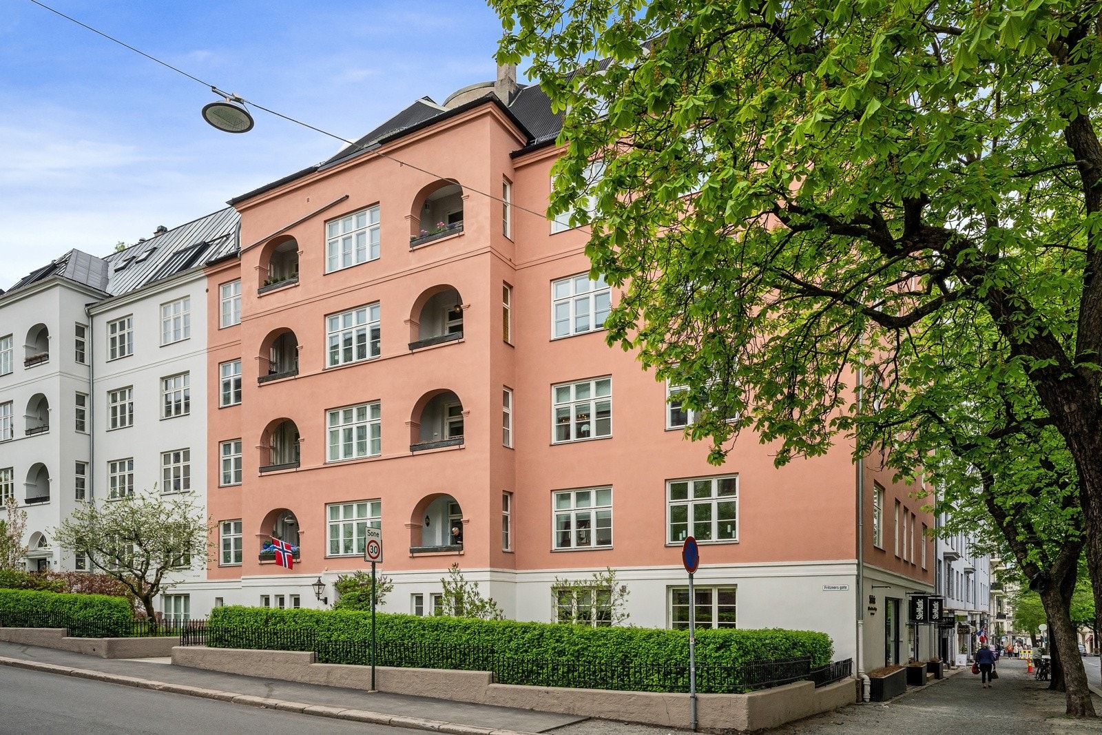 Sameiet fremstår som meget godt vedlikeholdt og består av 12 boligseksjoner og 1 næringsseksjon. Galleribilde