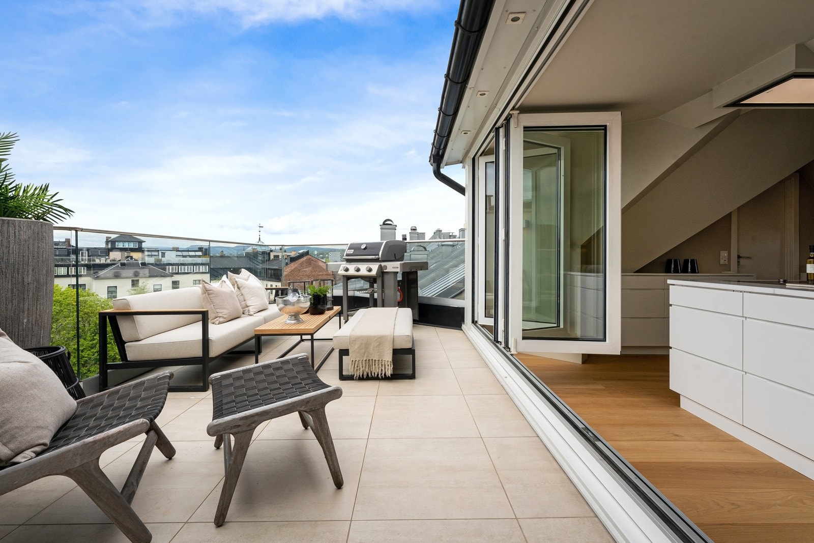 Foldedørene visker ut skillet mellom ute og inne. Galleribilde