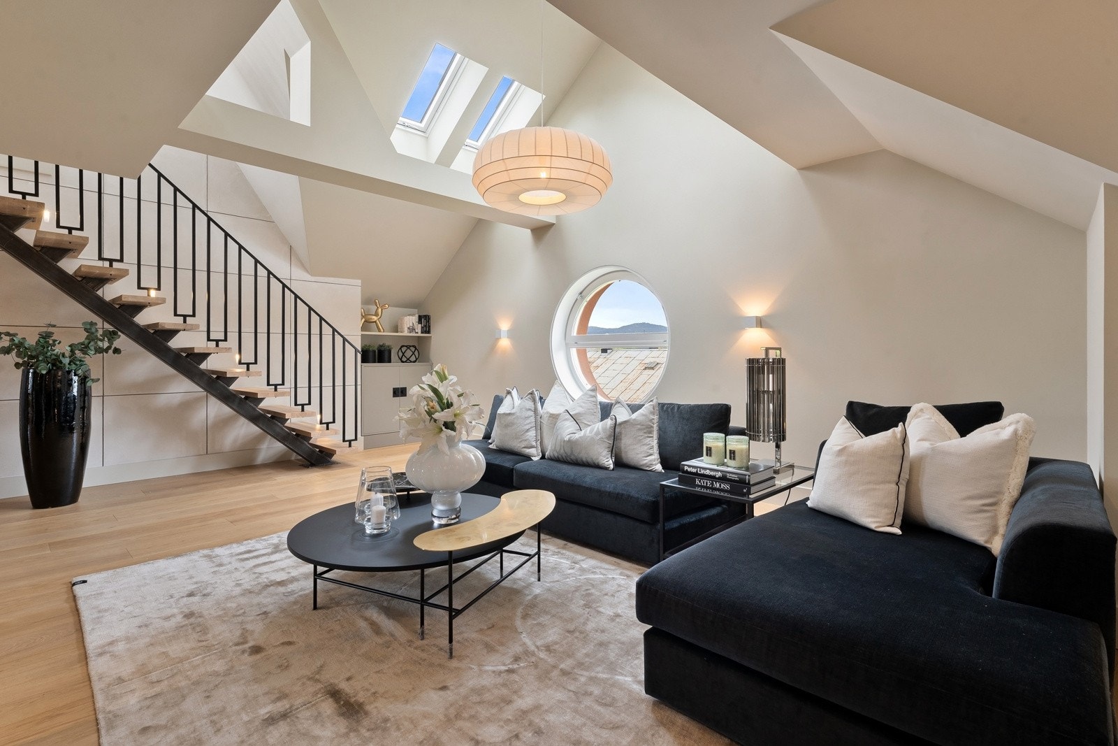 Rikelig med plass til møblering i flere soner i stuen. Galleribilde