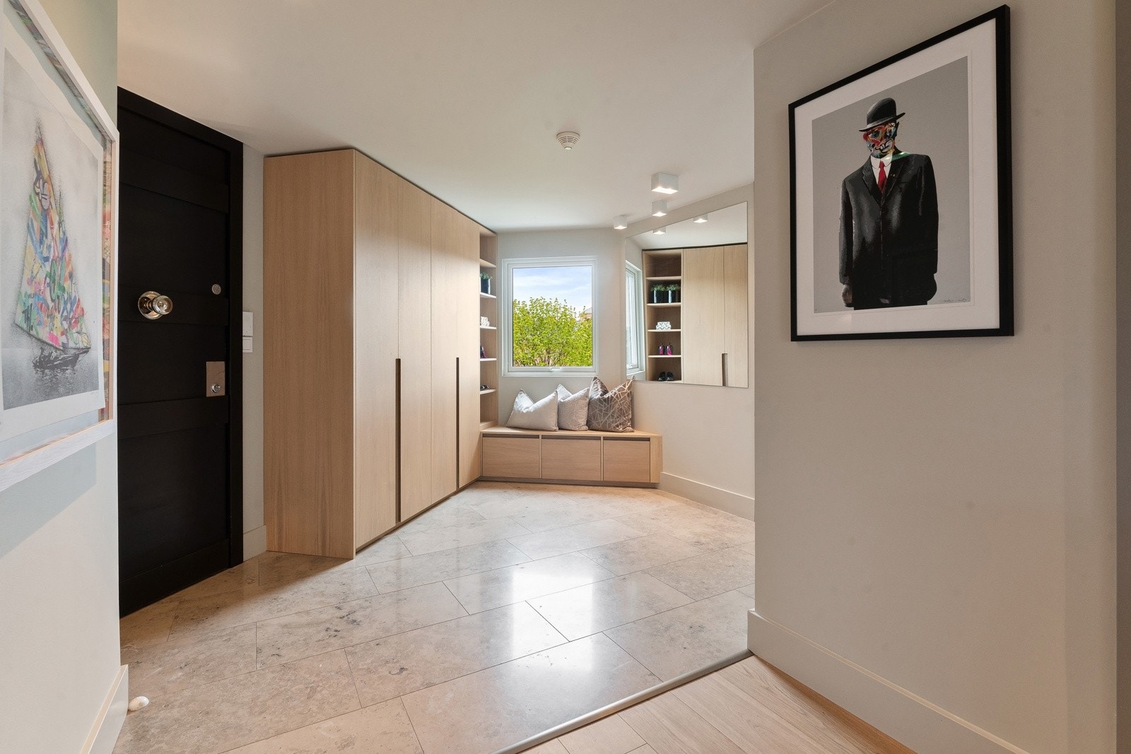 Stor hall med plassbygget innredning. Galleribilde