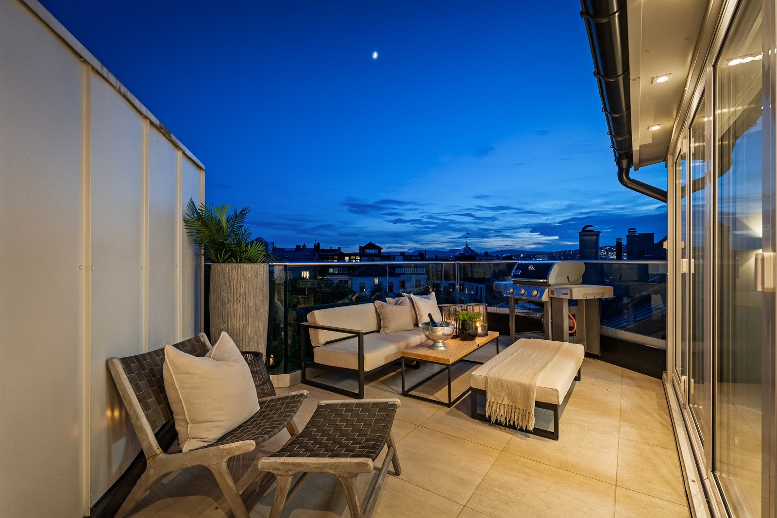 Takterrassen har uberørt sol fra ca. 08-22:00 om sommeren. Galleribilde