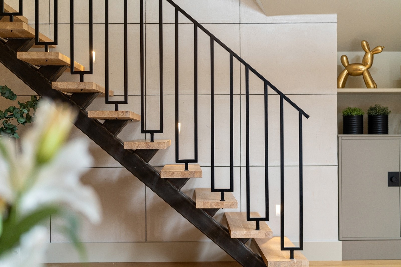 Stilren trapp i stål og trinn i eik. Galleribilde