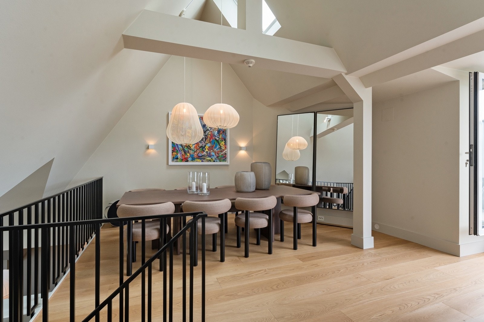 Spisekjøkken med god plass til langbord i egen sone. Galleribilde