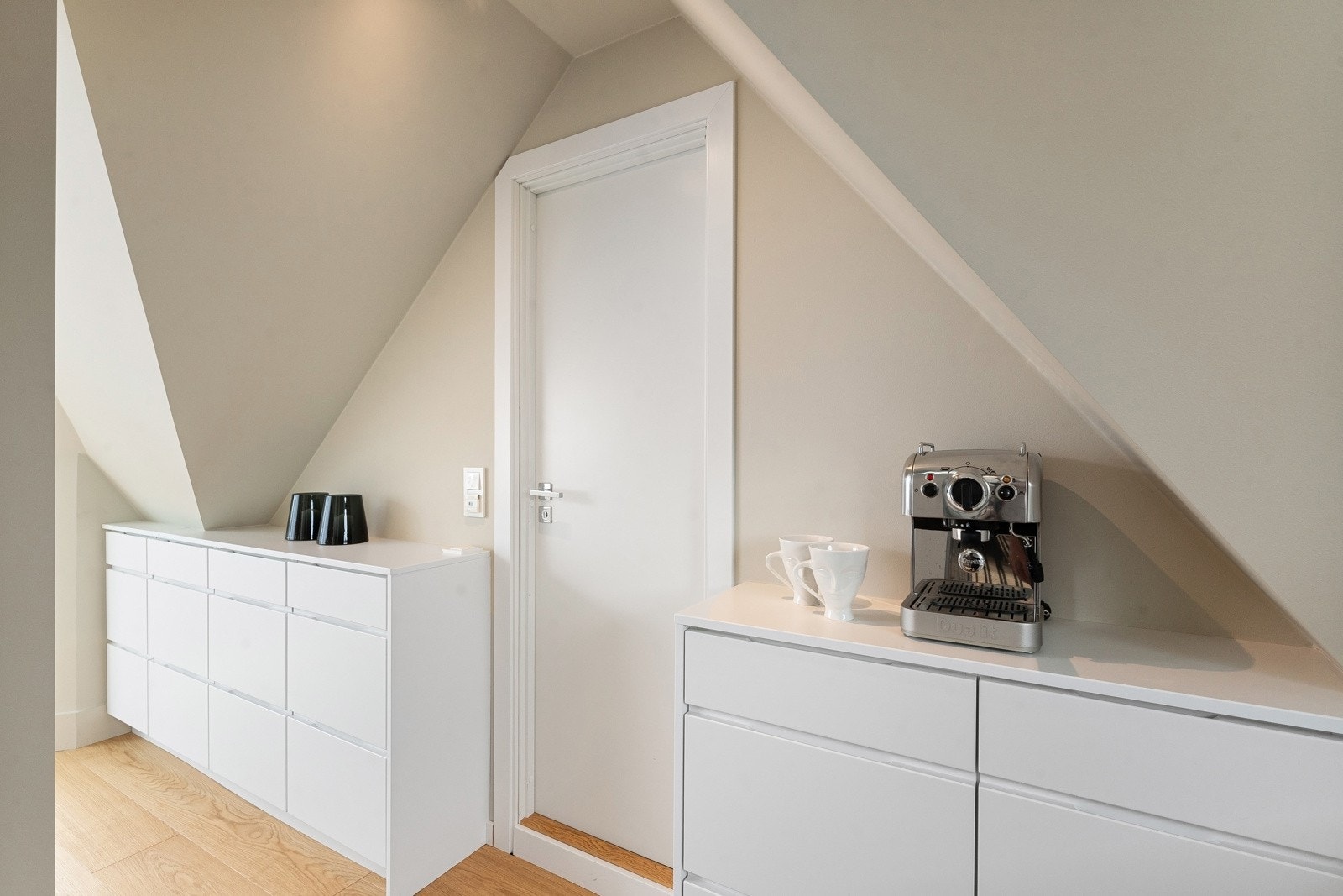 Praktisk tilgang til vaskerom og gjeste-wc bak kjøkken. Galleribilde