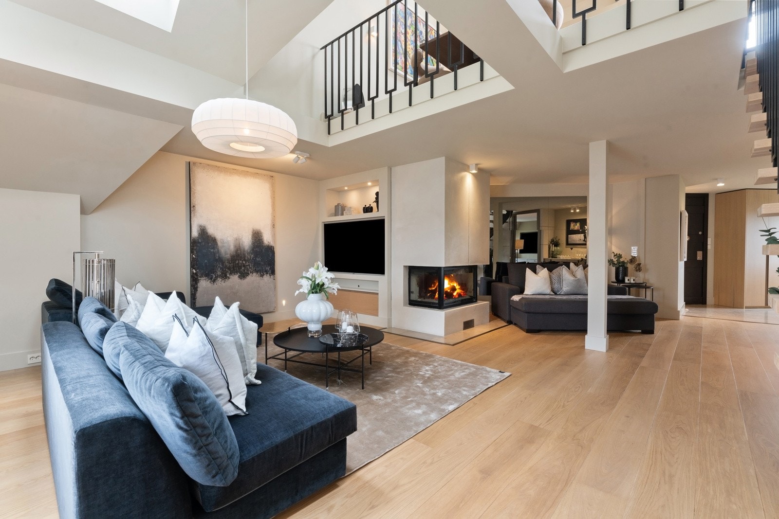 Leiligheten har et fantastisk volum, med flere meter opp til himling med overlysvinduer. Galleribilde