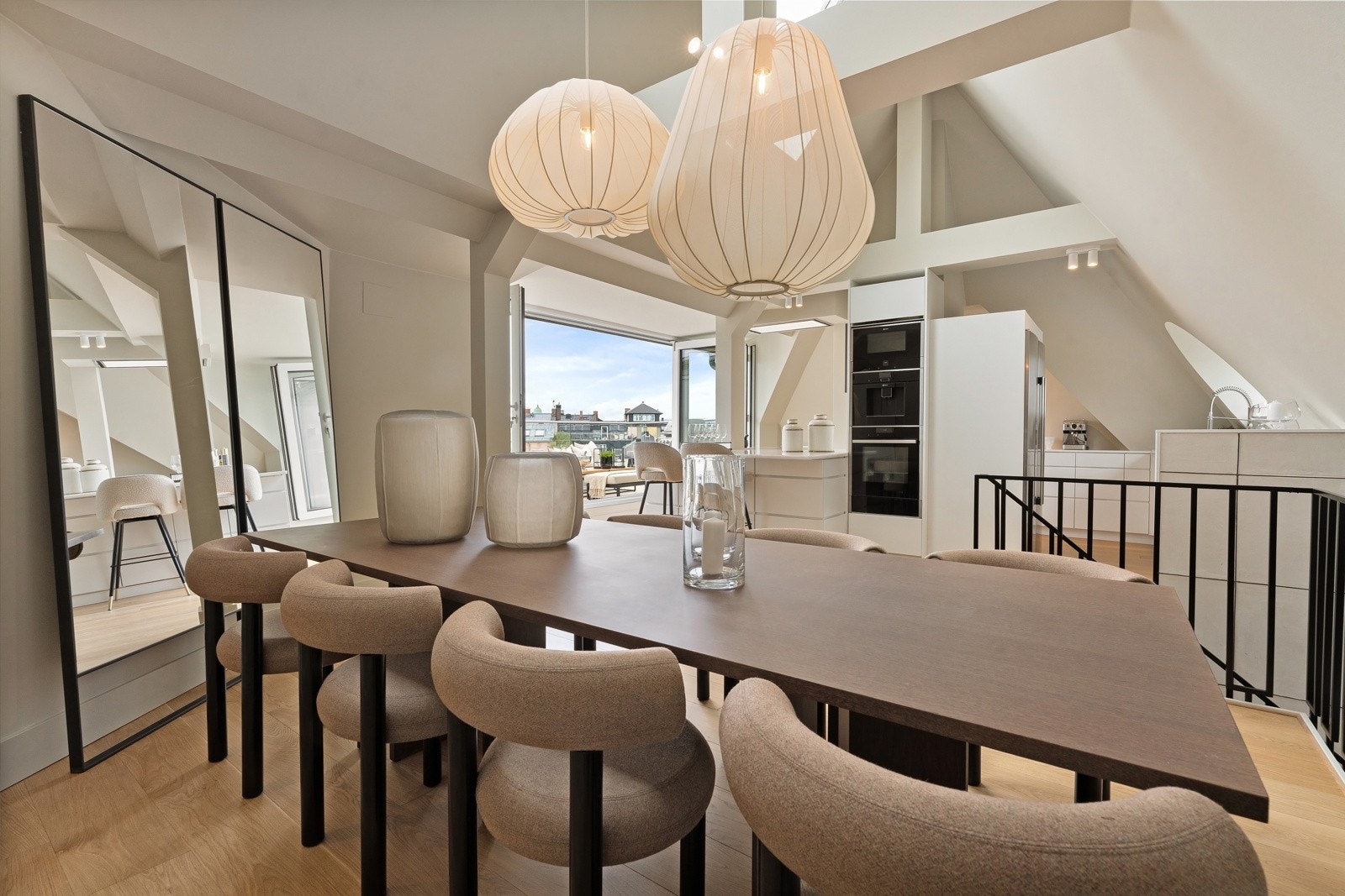 Spisestuen ligger i åpen løsning mot det moderne kjøkkenet. Galleribilde