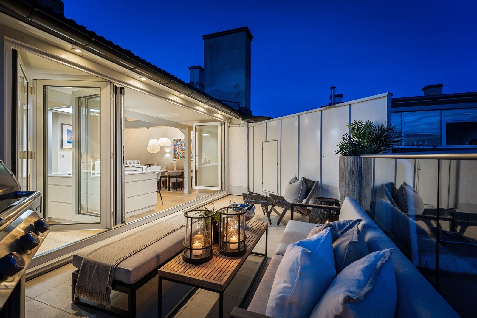 Foldedørene mot spisekjøkkenet kan skyves helt til side, slik at rommet går i ett med takterrassen. Galleribilde